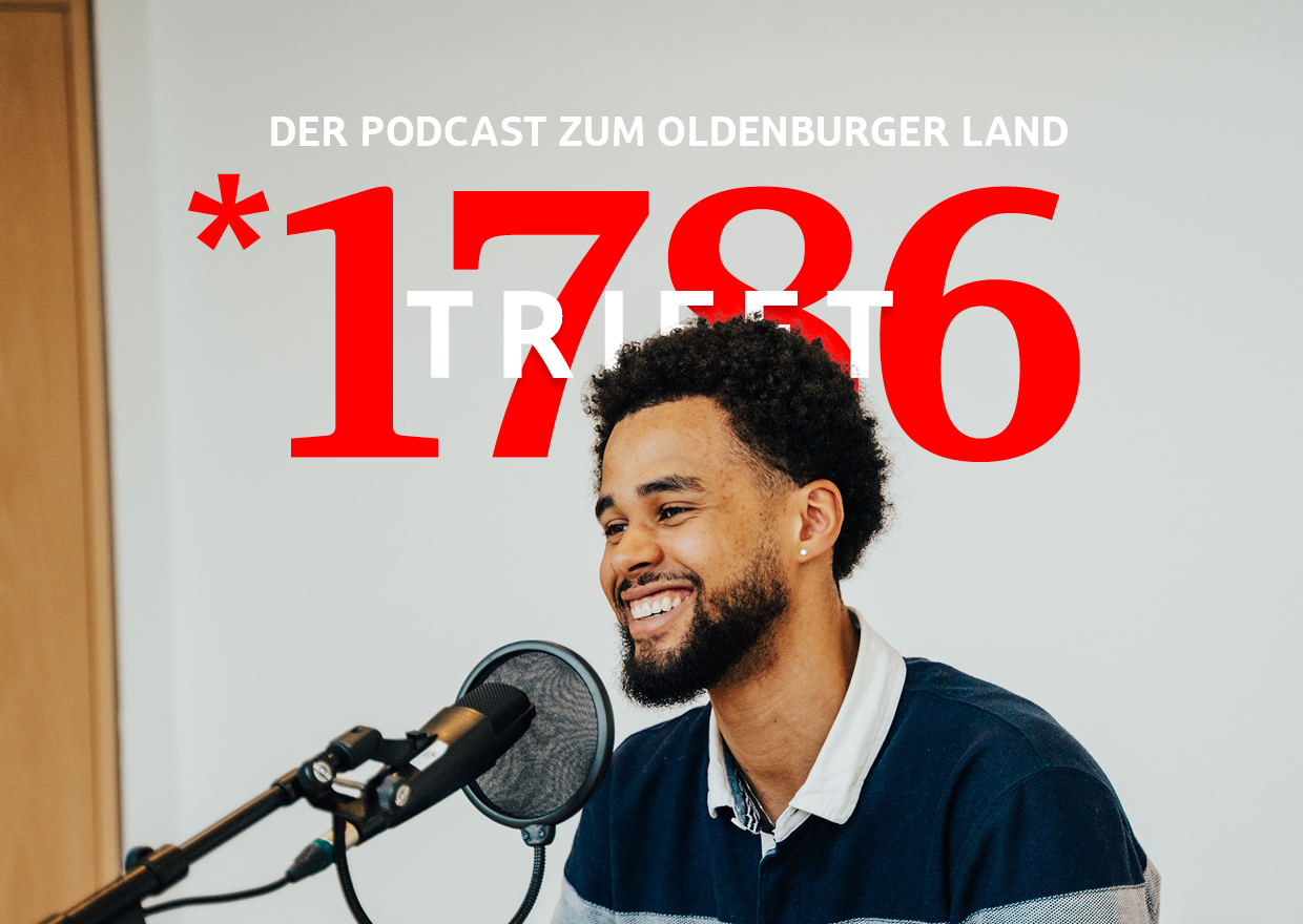 Ein lächelnder Mann mit Bart sitzt in einem Aufnahmestudio vor einem Mikrofon. Hinter ihm steht in großen roten und weißen Lettern "1786 TRIFFT" und "DER PODCAST ZUM OLDENBURGER LAND". Diese Folge: 1786 trifft: Eva Högl.
