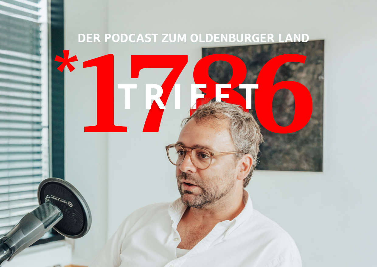 Ein Mann mit Brille und weißem Hemd spricht in ein Mikrofon. Großer roter Text 1786 TRIFFT: EVA HÖGL und der weiße Text DER PODCAST ZUM OLDENBURGER LAND sind überlagert. Hinter ihm hängt ein Gemälde an der Wand.