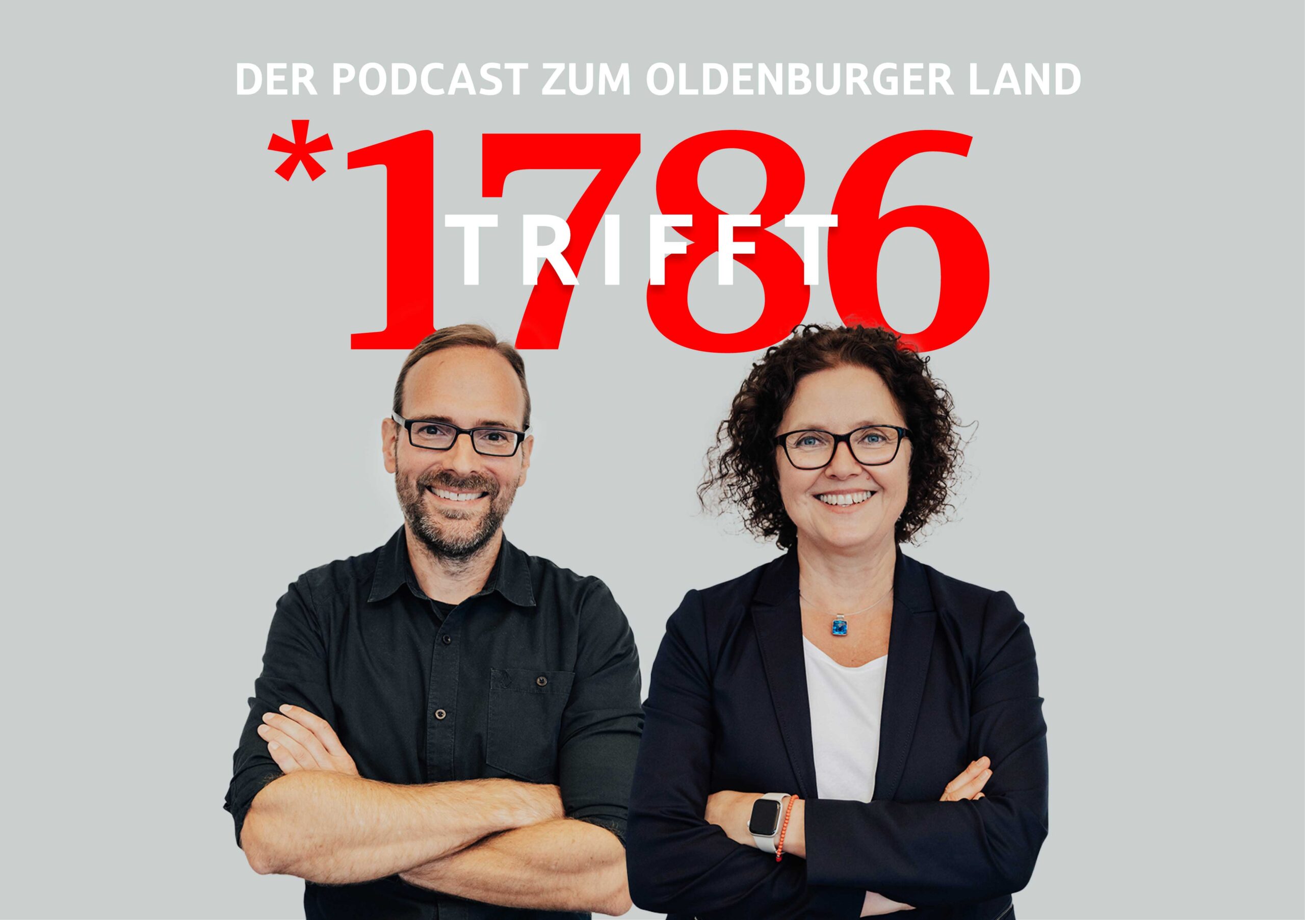 Zwei lächelnde Personen mit Brille und lockigem Haar stehen mit verschränkten Armen nebeneinander. Hinter ihnen steht in großer roter Schrift "1786 trifft". Darüber steht in kleinerer Schrift "Der Podcast zum Oldenburger Land". Der hellgraue Hintergrund setzt einen modernen Akzent.