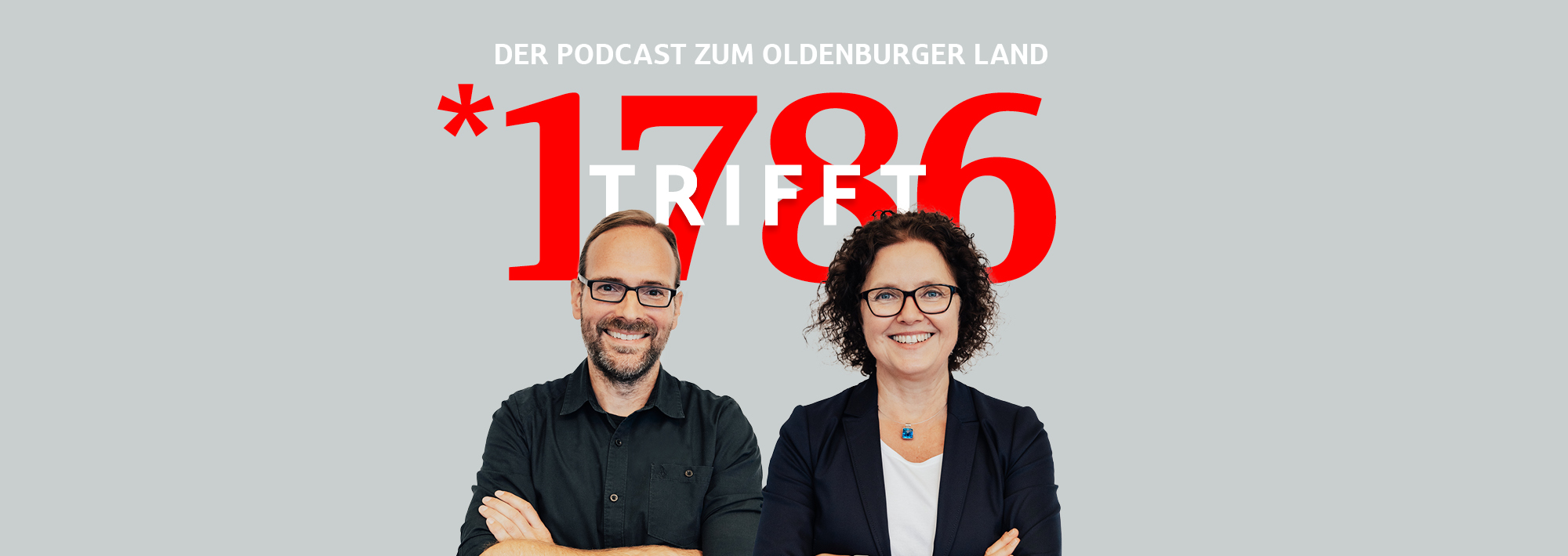 Zwei lächelnde Personen, Thorsten Lange und Jutta Schinzing, stehen mit verschränkten Armen nebeneinander. Über ihnen stehen die großen roten Zahlen 1786 und das Wort TRIFFT, darüber der Text Der Podcast zum Oldenburger Land auf hellgrauem Hintergrund.