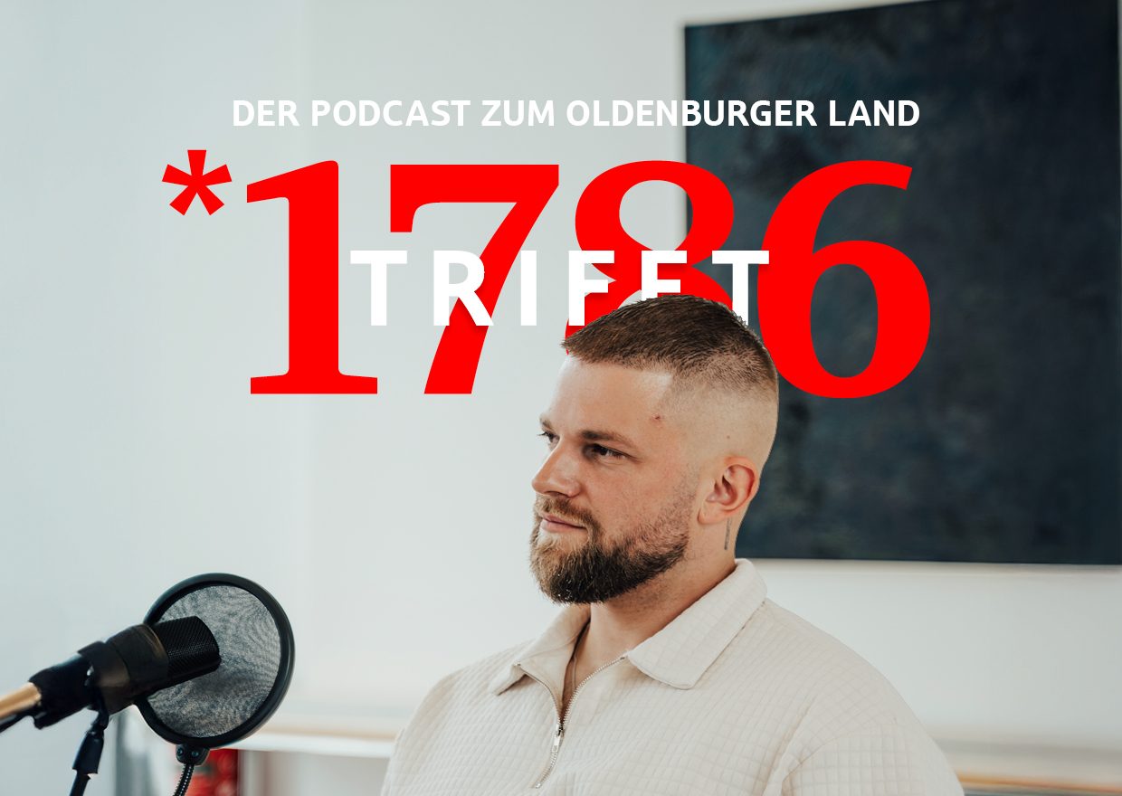 Ein Mann mit gestutztem Bart und kurzen Haaren sitzt vor einem Mikrofon. Ein großer roter und weißer Text über dem Bild lautet: DER PODCAST ZUM OLDENBURGER LAND *1786 TRIFFT. Hinter ihm hängt ein dunkles Gemälde an der Wand.