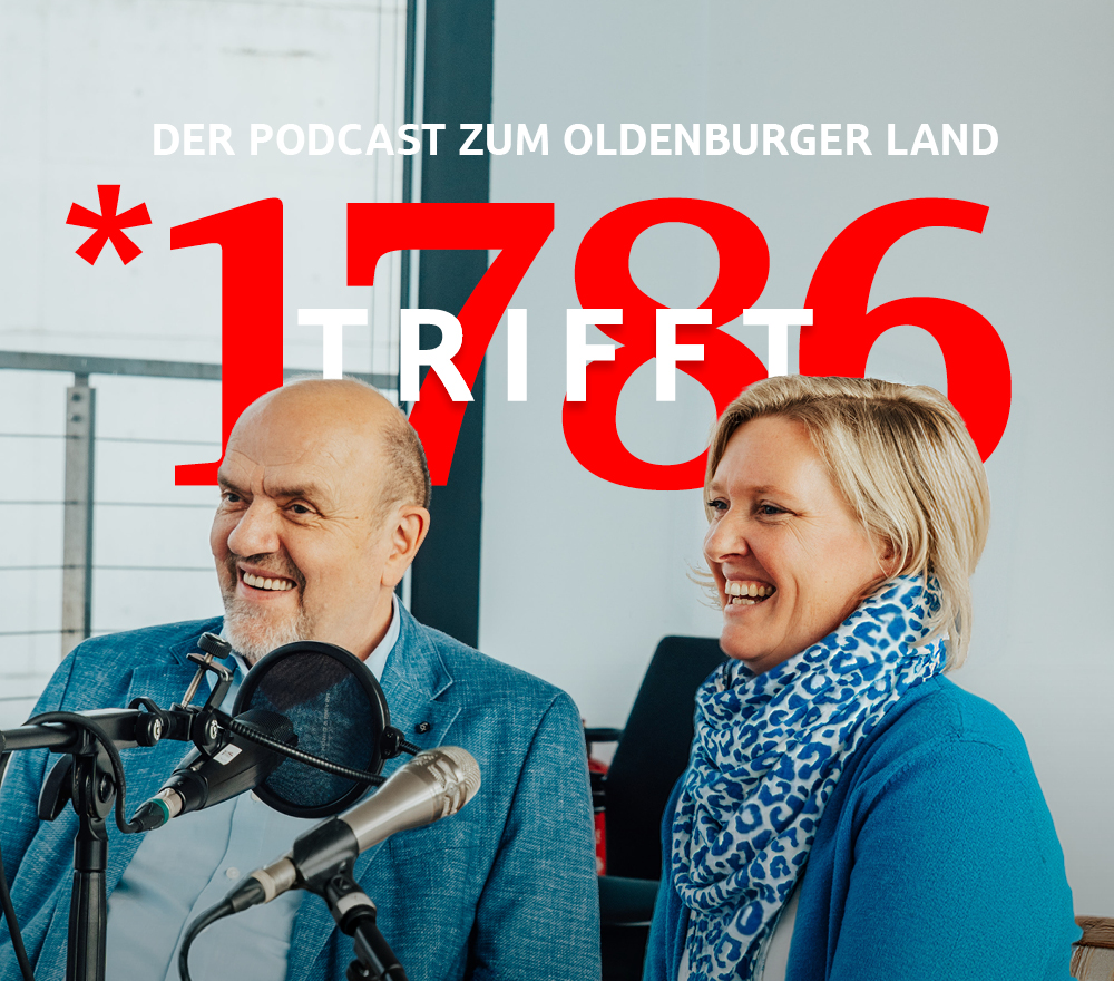 Zwei Personen, darunter Annie Heger, sitzen lächelnd in einem Aufnahmestudio mit Mikrofonen vor ihnen. In großer roter Schrift steht "1786 TRIFFT" und darüber in Weiß "Der Podcast zum Oldenburger Land".