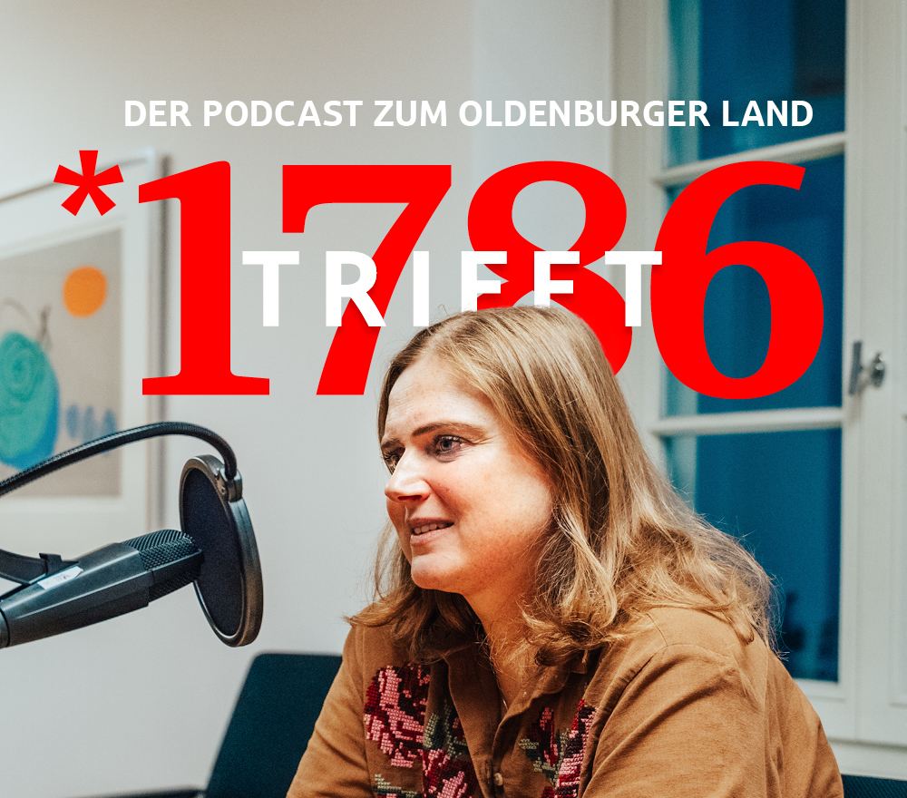 Rieke Havertz mit langen hellbraunen Haaren sitzt an einem Tisch und spricht in ein Mikrofon. Über dem Bild erscheint der Text DER PODCAST ZUM OLDENBURGER LAND 1786 TRIFFT, der in fetten weißen und roten Buchstaben auf Themen wie Nikolausbüro Garrel und Weihnachten anspielt.