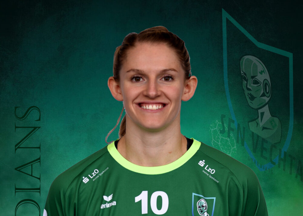 Eine lächelnde Sportlerin, die ein grünes Trikot mit der Nummer 10 trägt, steht vor einem grünen Hintergrund.