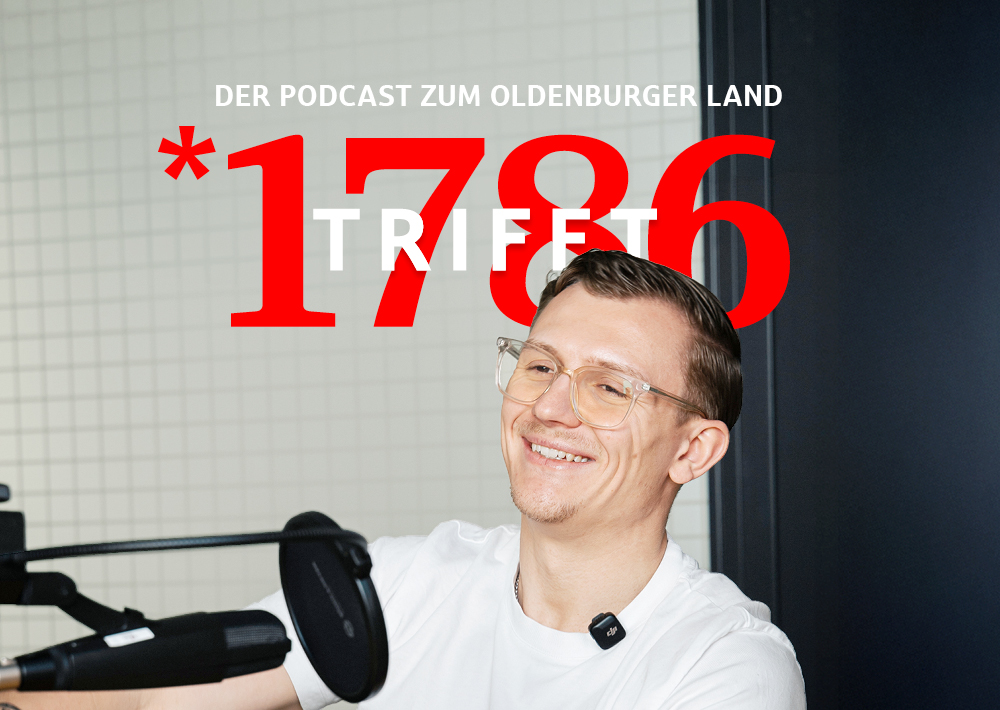 Ein lächelnder Mann mit Brille und weißem Hemd sitzt vor einem Mikrofon. In großer roter Schrift steht 1786 TRIFFT, darüber ein kleinerer deutscher Text: DER PODCAST ZUM OLDENBURGER LAND. Themen wie Ku'damm 77 Schauspiel oder ZDF Theater kommen zur Sprache.