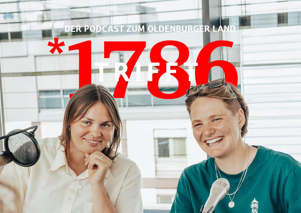 Zwei lächelnde Frauen sitzen vor Mikrofonen in einem Podcast-Studio und unterhalten sich über den Bundesliga-Schiedsrichter Willenborg. Darüber ist in großer roter Schrift „1786 TRIFFT“ zu lesen, darunter in kleinerer Schrift „DER PODCAST ZUM OLDENBURGER LAND“.