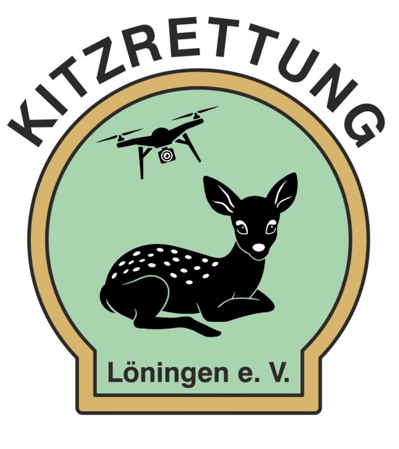 Logo mit dem Schriftzug „KITZRETTUNG“ über einem grünen Abzeichen, auf dem eine Drohne und ein Rehkitz abgebildet sind. Der Text unten lautet „Löningen e. V.“.