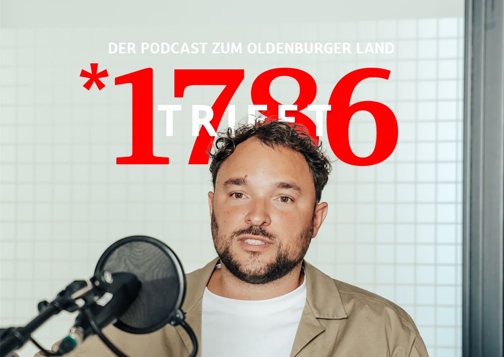 Ein Mann mit kurzen Haaren sitzt vor einem Mikrofon. Hinter ihm befindet sich eine weiß geflieste Wand mit der großen roten Aufschrift „1786 TRIFFT“ und der kleineren Aufschrift „DER PODCAST ZUM OLDENBURGER LAND“. Diese Szene ist Teil des Podcasts „Eventmanagement Florian Zängler“, in dem spannende Gespräche über lokale Veranstaltungen zum Leben erweckt werden.