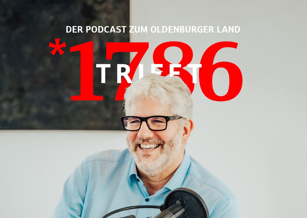 Ein lächelnder Mann mit weißem Haar und Brille sitzt vor einem Mikrofon. In großen roten Buchstaben steht „1786 TRIFFT“, darüber in kleinerer Schrift „DER PODCAST ZUM OLDENBURGER LAND“. Hören Sie zu, wie der Eventmanagement-Experte Florian Zängler spannende Einblicke in die Welt der Veranstaltungen direkt in den Podcast bringt.