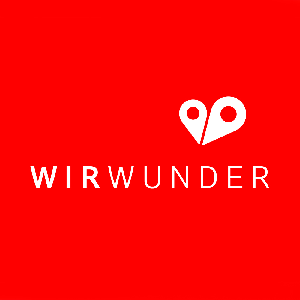 Das WirWunder-Logo mit weißer Schrift und einem weißen, herzförmigen Standort-Pin-Symbol auf rotem Hintergrund für den Fotowettbewerb WirWunder.